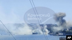 지난 22일 크름반도(크림반도) 남서부 요충지 세바스토폴에 있는 러시아 흑해함대 사령부에서 연기가 솟아오르고 있다. (텔레그램 게시물 발췌)