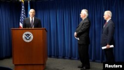 جان کلی وزیر امنیت ملی ایالات متحد (چپ)، رکس تیلر وزیر خارجه (وسط) و جف سیشن وزیر عدلیه (راست) در حال دادن توضیخات در مورد فرمان جدید جدید رئیس جمهور