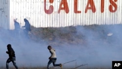 Polisi di Calais, Perancis melemparkan gas air mata ke arah para demonstran (foto: dok).