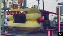 FILE - The Tail o' the Pup hot dog stand is seen in Los Angeles, Nov. 1970.