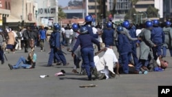 រូបឯកសារ៖ ប៉ូលិសបង្រ្កាបបាតុកម្មចាប់ខ្លួនក្រុមបាតុករអំឡុងពេលបាតុកម្មមួយនៅក្រុងហារ៉ារ៉េ កាលពីថ្ងៃសុក្រ ទី១៦ ខែសីហា ឆ្នាំ២០១៩។ 