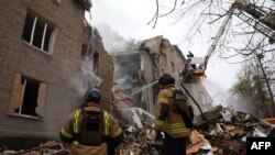 Në rajonin ukrainas Dnipropetrovsk, shërbimet e emergjencave duke u përpjekur të shuajnë zjarrin pas sulmit të forcave ruse (11 nëntor 2024)