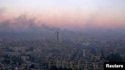 ផ្សែង​ហោះហើរ​នៅ​ក្បែរ​ក្រុង Aleppo ប្រទេស​ស៊ីរី កាលពី​ថ្ងៃទី៨ ខែធ្នូ ឆ្នាំ២០១៦។