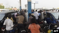 Les gens font la queue pour acheter du carburant dans une station-service à Lagos, au sud-ouest du Nigeria, le 21 décembre 2017.
