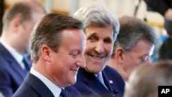 លោក​នាយក​រដ្ឋ​មន្រ្តី​អង់គ្លេស David Cameron (រូប​ឆ្វេង) អង្គុយ​ក្បែរ​រដ្ឋ​មន្រ្តី​ការបរទេស​របស់​សហរដ្ឋ​អាមេរិក​ លោក John Kerry នៅ​អស់​លោក​ស្តាប់​កិច្ចពិភាក្សា​មួយ​នៅ​ក្នុង​កិច្ចប្រជុំ​កំពូល​ស្តី​ពី​អំពើ​ពុករលួយ​នៅ​ក្នុង​ក្រុង​ឡុងដ៍ កាលពី​ថ្ងៃទី១២ ខែឧសភា​ ឆ្នាំ២០១៦។