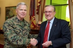 워렌 위드한 전 미군 해병대 대령(오른쪽)이 2013년 해병대 사령부를 방문해 지휘관과 촬영한 사진(미 해병대 제공)