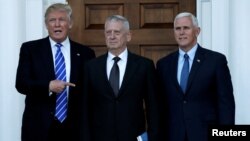 General Jeyms Mattis (o'rtada) prezidentlikka shaylanayotgan Donald Tramp va vitse-prezident bo'ladigan Mayk Pens bilan, 19-noyabr, 2016 