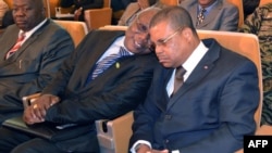 Perdana Menteri Republik Afrika Tengah (CAR) Nicolas Tiangaye (kanan) bersama sekjen partai KNK Louis Oguere Ngaikoumon (kiri) di Bangui (Foto: dok). Para pemimpin regional Afrika akan menggelar pertemuan di ibukota Chad, Ndjamena untuk membahas situasi di Republik Afrika Tengah, Rabu (3/4).