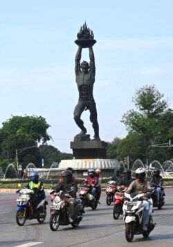 Pengendara sepeda motor berkeliling kota Jakarta, 5 September 2020, sementara jumlah penularan Covid-19 terus mencatat rekor harian baru dengan total nasional mendekati angka 200.000, 5 September 2020. (Foto: GOH CHAI HIN / AFP)