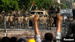 Tentara menjaga ketat markas besar militer di Kairo (8/7). Ikhwanul Muslimin Mesir kembali menyerukan aksi protes, sehari pasca bentrokan militer-pendukung Morsi menewaskan 51 orang.