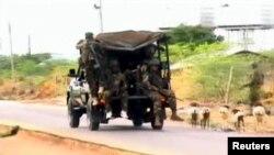 មន្រ្តីយោធា​ធ្វើ​ដំណើរ​នៅ​ក្នុង​រថយន្ត​មួយ​តាម​ដង​វិថី​នៅ​ក្រុង​ Garissa ទី​ដែល​មនុស្ស​យ៉ាងហោចណាស់​១៤នាក់​ ត្រូវ​បាន​សម្លាប់​នៅ​ពេល​ដែល​ក្រុម​សកម្មប្រយុទ្ធ​សម្រុក​ចូល​ក្នុង​បរិវេណ​មហាវិទ្យាល័យ។