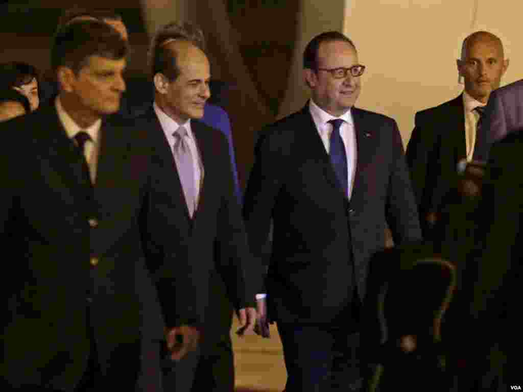 French President Francois Hollande (2nd right) walks next to Cuba&#39;s Deputy Foreign Minister Rogelio Sierra (2nd left) at Jose Marti International Airport, in Havana, May 10, 2015.