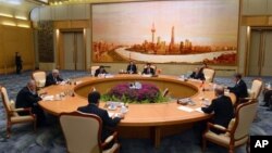 Presiden Tiongkok Hu Jintao (tengah) memimpin pembukaan pertemuan puncak Shanghai Cooperation Organization (SCO) di Beijing (6/6).