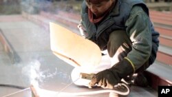 지난 2006년 3월 폴란드 북부 항구도시 그단스크의 조선소에 파견된 북한 노동자가 용접을 하고 있다. (자료사진)