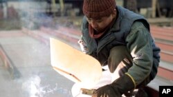 지난 2006년 3월 폴란드 북부 항구도시 그단스크의 조선소에 파견된 북한 노동자가 용접 작업을 하고 있다. (자료사진)