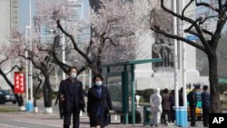 지난 5일 북한 평양에서 마스크를 쓴 시민들.