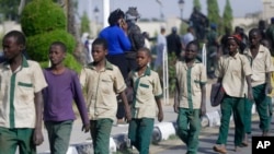 Sekelompok anak sekolah dikawal oleh militer dan pejabat Nigeria di Katsina, Nigeria, setelah mereka dibebaskan oleh para penculiknya, Jumat 18 Desember 2020. (Foto: dok). 