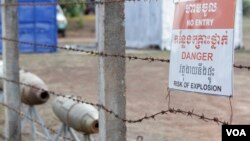 រូបឯកសារ៖ ទីតាំង​ហាម​ចូល​នៅ​វិទ្យាស្ថាន​បច្ចេក​ទេស​ សកម្មភាព​កម្ចាត់​មីន​របស់​ស៊ីម៉ាក់ ​នៅ​ក្នុង​ខេត្តកំពង់ឆ្នាំង កាលពីថ្ងៃទី៣១ ខែមីនា ឆ្នាំ២០១៧។ (ស៊ុន ណារិន/VOA)