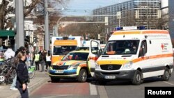 በጀርመን ማንሃይም ከተማ  ውስጥ አንድ መኪና በዓል ለማክበር ወደተሰበሰበው ሕዝብ ጥሶ ገብቶ ጥቃት ካደረሰ በኋላ የአምቡላንስ ተሽከርካሪዎች በቦታው አጠገብ ቆመው ይታያሉ፣ የካቲት 24 ቀን 2017 ዓ.ም.