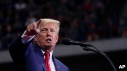 Từ khi ông nhậm chức tổng thống, giá trị của cái tên Trump lên cao vọt trong trường chính trị, mặc dù giảm xuống trong ngành địa ốc; vì nhiều chủ nhà không muốn dùng một nhãn hiệu có người yêu, người ghét.