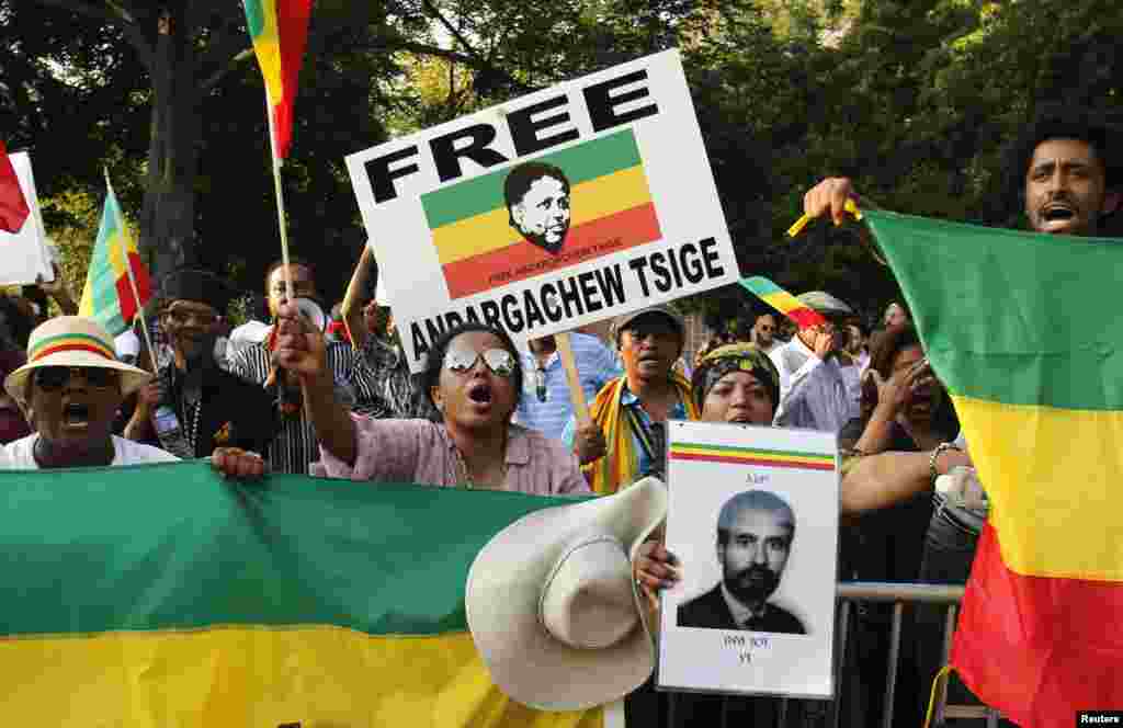 Afrika sammitiga qarshi o&#39;tkazilgan norozilik namoyishi, Vashington, 5-avgust, 2014-yil.