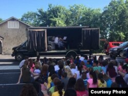 Luby and Zhang perform for campers in Washington, DC, during their 2017 tour. (Photo: The Concert Truck)
