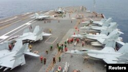 미군 핵 항공모함조지워싱턴 호가 지난해 11월 일본에서 열린 합동 군사훈련에 참가했다. 갑판에는 미 해군 주력기 FA-18 호넷 전투기들이 계류돼있다. (자료사진)