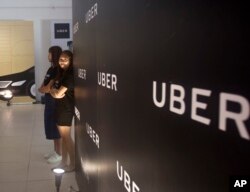 Karyawan Uber saat acara peluncuran taksi Uber, 11 Mei 2017 di Yangon, Myanmar.(Foto:Dok)