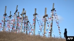 بیلاروس کے ایک قصبے میں ایسٹر کی آمد سے قبل بڑی بڑی صلیبیں سجائی جا رہی ہیں۔ 5 اپریل 2020