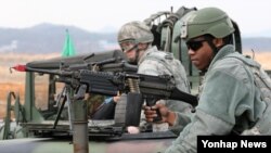 지난해 3월 미한연합훈련인 키 리졸브 연습과 연계해 경기도 평택 오산 미공군기지 인근에서 육군 51보병사단과 예비군, 주한 미군 헌병대가 참여하는 기지 방어 훈련이 실시되고 있다. (자료사진)