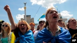 29일 우크라이나 수도 키예프에서는 정부군 휴전 중단을 요구하는 시위가 열렸다.