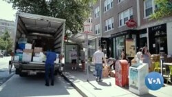 Afg'on qochoqlariga yordam berayotgan amerikaliklar