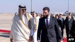 تمیم بن حمد آل ثانی، امیر قطر (چپ) و احمد الشرع، رییس جمهور موقت سوریه