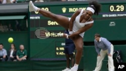 Serena Williams remet la balle a Victoria Azarenka de Bielarussie lors de championat Angleterre.Wimbledon, Londre, Mardi 7 juillet, 2015