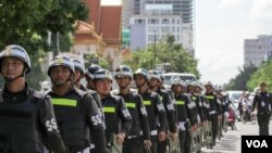 ក្រុម​សមត្ថកិច្ច​ចល័ត​នៅ​ក្បែរ​វិមាន​ឯករាជ្យ​ ដើម្បី​រៀបចំ​សណ្ដាប់និង​រក្សា​សន្តិសុខ​ដើម្បី​ស្វាគមន៍លោក​ប្រធានា​ធិបតី​ចិន​ Xi Jinpingស្វាគមន៍​លោក​ក្នុងទស្សន​កិច្ច​ផ្លូវ​រដ្ឋ​នៅ​កម្ពុជា​ នៅ​ថ្ងៃ​ព្រហស្បតិ៍ ទី១៣ ខែ​តុលា​ ឆ្នាំ​២០១៦។​( ឡេង ឡែន/VOA)