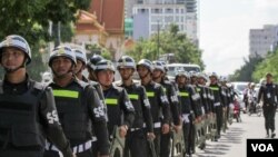 រូបឯកសារ៖ ក្រុម​សមត្ថកិច្ច​ចល័ត​នៅ​ក្បែរ​វិមាន​ឯករាជ្យ​ ដើម្បី​រៀបចំ​សណ្ដាប់​​និង​រក្សា​សន្តិសុខ​ដើម្បី​ស្វាគមន៍លោក​ប្រធានា​ធិបតី​ចិន​ Xi Jinpingស្វាគមន៍​លោក​ក្នុង​​ទស្សន​កិច្ច​ផ្លូវ​រដ្ឋ​នៅ​កម្ពុជា​ នៅ​ថ្ងៃ​ព្រហស្បតិ៍ ទី១៣ ខែ​តុលា​ ឆ្នាំ​២០១៦។​( ឡេង ឡែន/VOA)