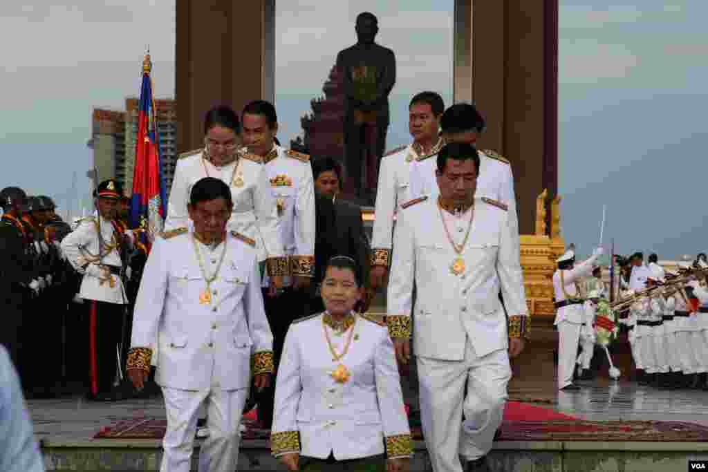 លោកស្រី ម៉ែន សំអន ឧបនាយក​រដ្ឋមន្រ្តី​និង​ជា​​រដ្ឋ​មន្ត្រី​ក្រសួង​ទំនាក់​ទំនង​ជាមួយ​រដ្ឋ​សភា​ ព្រឹទ្ធ​សភា​ និង​អធិការកិច្ច​&nbsp;នៅ​ក្នុង​ពិធី​​គោរព​ថ្វាយព្រះ​វិញ្ញាណក្ខន្ធ​ព្រះ​ករុណា​ព្រះ​បាទ​សម្តេច​នរោត្តម​​​ សីហនុ​ ព្រះ​បរម​រដ្ឋនកោដ្ឋ​ នៅ​ថ្ងៃ​ខួប​បី​ឆ្នាំ​​ដែល​​ព្រះ​អង្គ​បាន​សោយ​ទីវង្គត។​ កម្មវិធី​នេះ​ប្រារព្ធ​ឡើង​នៅ​បូជនីយដ្ឋាន​តម្កល់​រូប​សំណាក​ព្រះ​បរមរតនកោដ្ឋ​​ នៅ​លើ​មហាវិថី​សីហនុ នៅ​រាជធានី​ភ្នំពេញ​ នៅ​ព្រឹក​ថ្ងៃ​ទី​១៥​ ខែ​តុលា​។ ​​អតីត​ព្រះ​មហាក្សត្រ​ព្រះបាទ​​នរោត្តម​ សីហនុ​សោយទី​វង្គត​ ​នៅ​ព្រះជន្ម​៨៩​ព្រះ​វស្សា នៅ​ទីក្រុង​ប៉េកាំង​នៃ​ប្រទេស​ចិន​ កាល​ពី​ថ្ងៃ​ទី​១៥ ខែ​​តុលា ​ឆ្នាំ​២០១២។ (​ឡេង ឡែន /VOA)