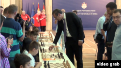 Predsednik Srbije i Srpske napredne stranke Aleksandar Vučić povlači potez u šahu sa mladim šahovskim talentima, Foto: video grab