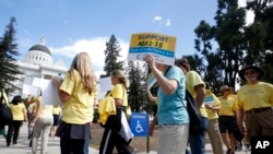 Para aktivis memberikan dukungan mereka untuk UU bunuh diri yang dibantu oleh dokter di depan Gedung DPR Sacramento, California, 24 September 2015 (Foto: dok).