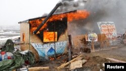 Les militants de Standing Rock ont mis le feu à leurs installations avant l'évacuation le 22 février 2017.