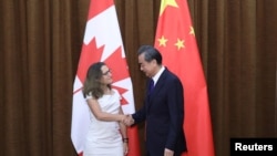 时任加拿大外长的方慧兰（Chrystia Freeland）2017年8月与时任中国外长王毅会面。（路透社）