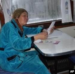 Onalar, katta yoshdagi ayollar ham imkoniyat izlab o'zga yurtlarga boradi. Ularning ko'pi o'z huquqlari, talablar va shart-sharoitni bilmaydi.