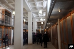 Para pejabat berjalan di aula utama perpustakaan Biara Santa Katarina yang baru dibuka di Sinai Selatan, Mesir, 16 Desember 2017.