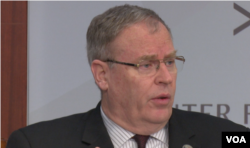 美国国防部副部长沃克2016年10月28日解释第三次抵消战略 （美国之音黎堡拍摄）