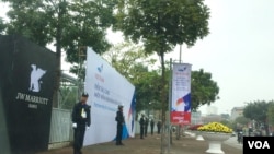 特朗普总统下榻的越南河内JW万豪酒店门口警备森严。酒店内部禁止任何形式的拍照与录像，进入酒店并要经过安全检查。（美国之音黄耀毅拍摄 ）