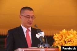 លោក វ៉ូ ហ្គុងមិញ (Vu Quang Minh) ឯកអគ្គរដ្ឋទូតនៃសាធារណរដ្ឋសង្គមនិយមវៀតណាម​ប្រចាំនៅកម្ពុជា ថ្លែងនៅក្នុងពិធីសម្ពោធបើកការដ្ឋានសាងសង់ «ផ្សារដារ»។ (រូបភាព​ពី​ហ្វេសប៊ុក​ក្រសួង​ពាណិជ្ជកម្ម)