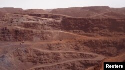 Un camion conduit le long d'une route pour aller à la mine de Zouerate, Mauritanie, le 23 juin 2014.