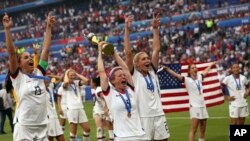 កីឡាការនី Megan Rapinoe របស់​ក្រុម​អាមេរិក (រូប​កណ្តាល) លើក​ពាន​ នៅ​ពេល​ឈ្នះ​ការ​ប្រកួត​បាល់​ទាត់​ស្ត្រី​វគ្គ​ផ្តាច់ព្រ័ត្រ នៅ​ក្នុង​ក្រុង​លីយ៉ុង​ ប្រទេស​បារាំង កាលពី​ថ្ងៃទី៧ ខែកក្កដា ឆ្នាំ២០១៩។