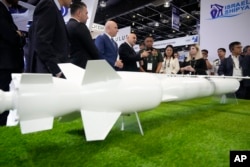 菲律宾武装部队总参谋长罗密欧·布劳纳(Remeo Brawner)在马尼拉举行的亚洲防务与安全展览会上参观远程空对地巡航导弹“风魔”。 (2024年9月25日)