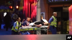 ខ្មាន់​កាំភ្លើង​ម្នាក់​បាន​ចាប់​មនុស្ស​ដែល​គេ​មិន​ដឹង​ចំនួន​ យក​ជា​ចំណាប់​ខ្មាំង​នៅ​ក្នុង​ហាង​កាហ្វេ​មួយ​នៅ​កណ្តាល​ក្រុង​ស៊ីដនី ប្រទេស​អូស្ត្រាលី ក្នុង​អំឡុង​ពេល​​ម៉ោង​គេ​ចេញ​ទៅ​ធ្វើ​ការ​កាល​ពី​ព្រឹក​ថ្ងៃ​ច័ន្ទ​។